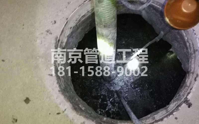 216石坝村清理化粪池